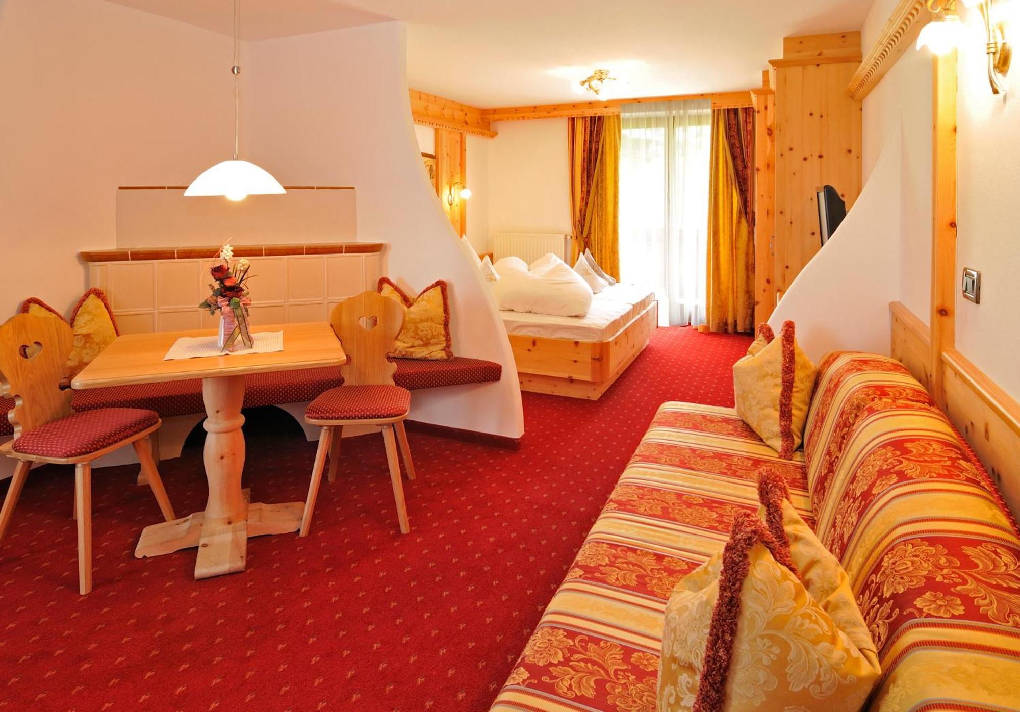 Garni Hotel Iris Sëlva di Val Gardena Eksteriør billede