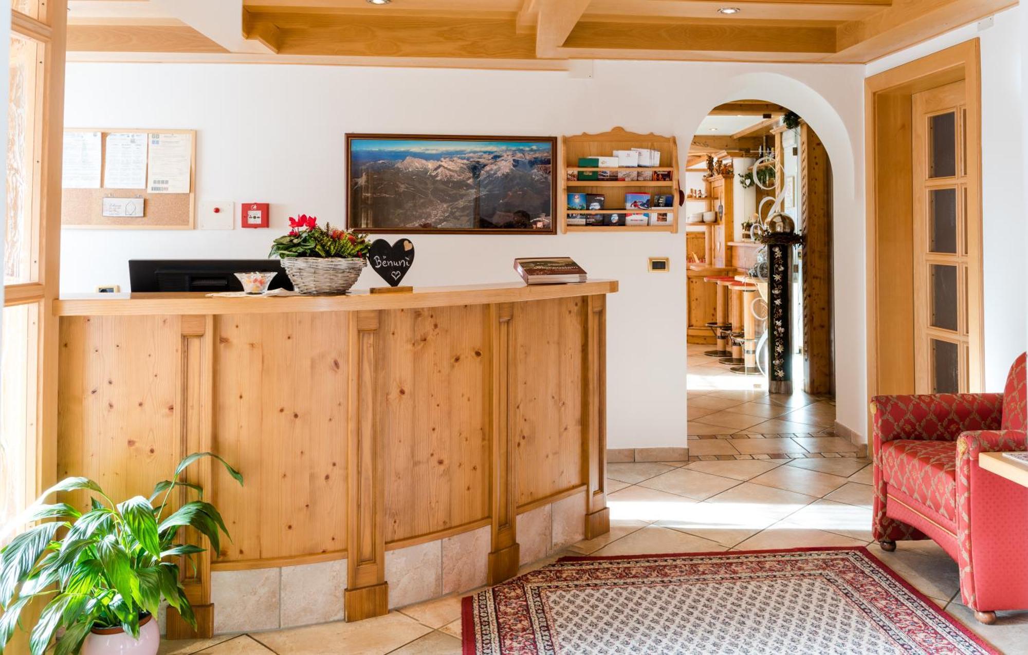 Garni Hotel Iris Sëlva di Val Gardena Eksteriør billede