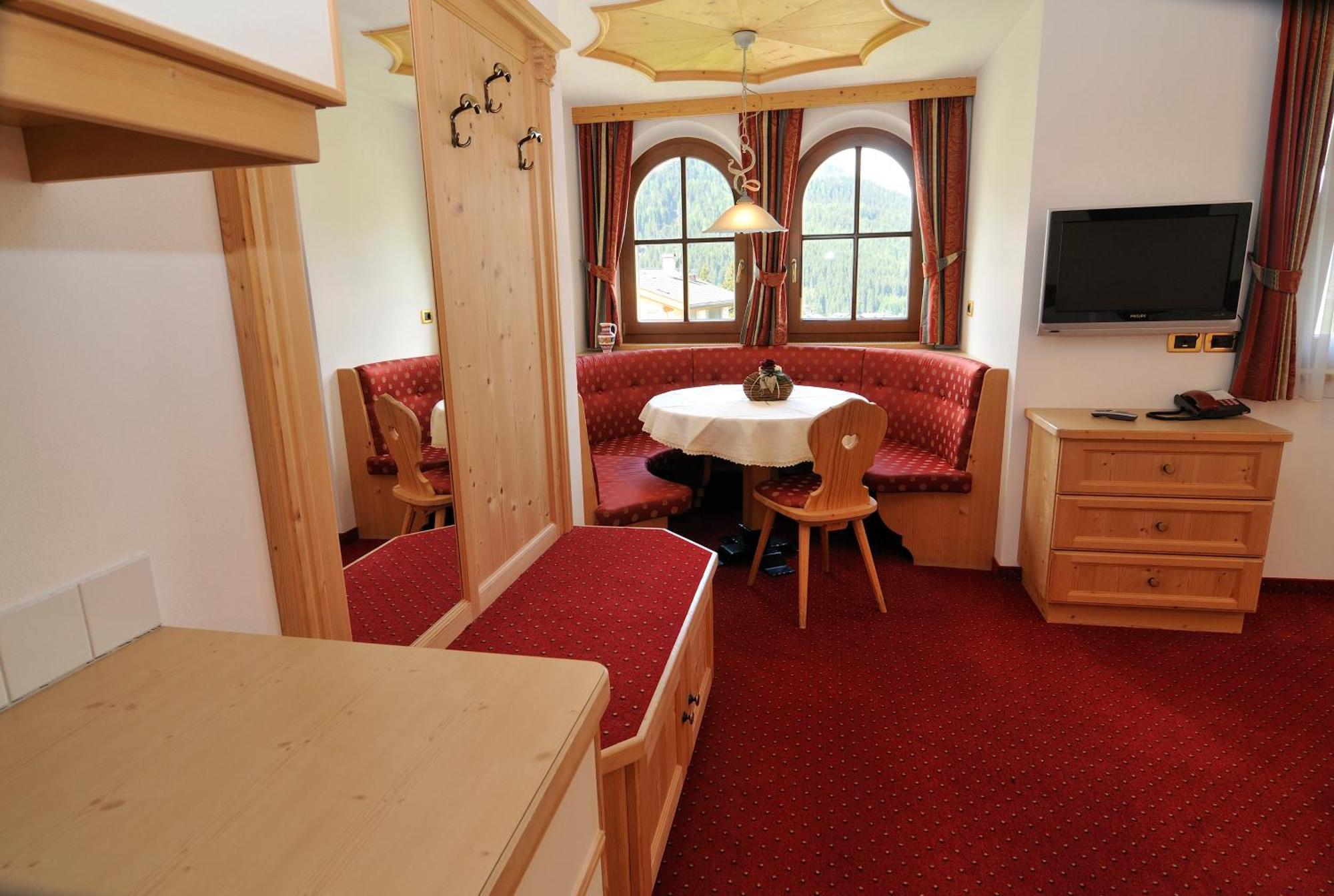 Garni Hotel Iris Sëlva di Val Gardena Eksteriør billede