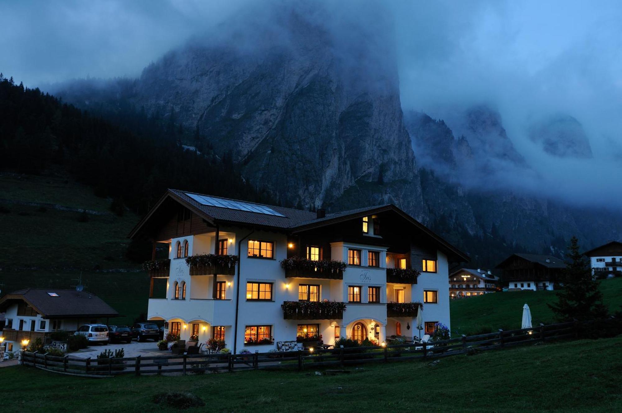 Garni Hotel Iris Sëlva di Val Gardena Eksteriør billede
