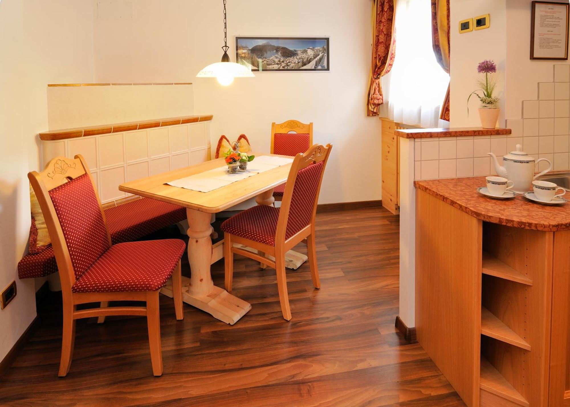 Garni Hotel Iris Sëlva di Val Gardena Eksteriør billede